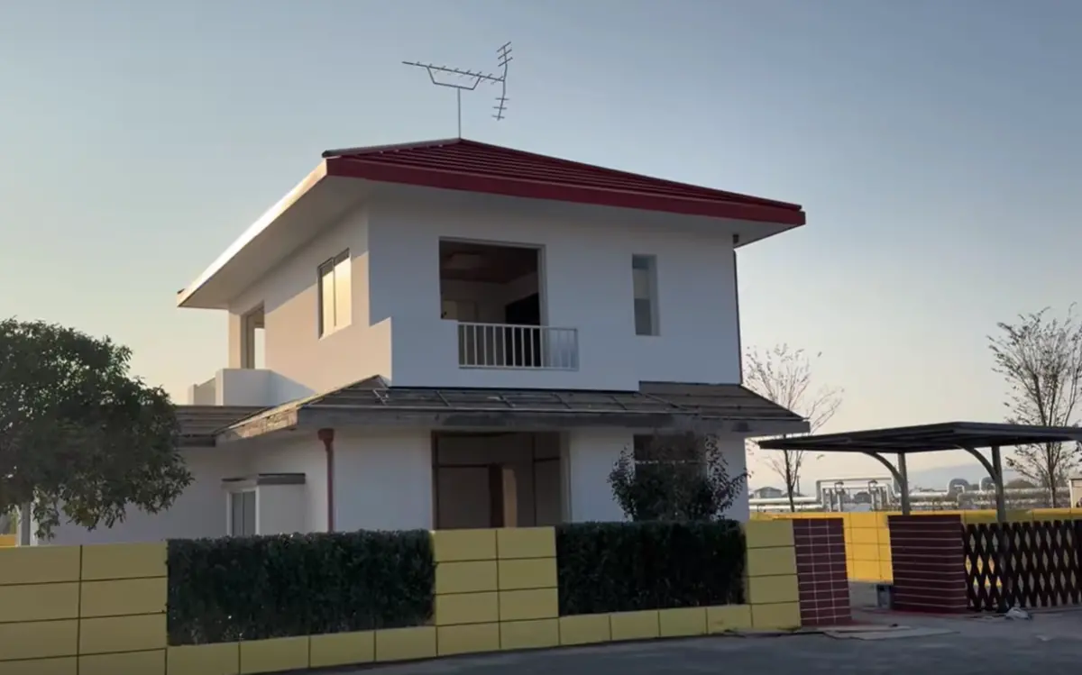 ▲中國21歲男子大學畢業後返鄉蓋1：1比例的「蠟筆小新的家」，至今已經背債人民幣300萬（約新台幣1344萬）。（圖／翻攝抖音／蠟筆小新之家（小白監工版））