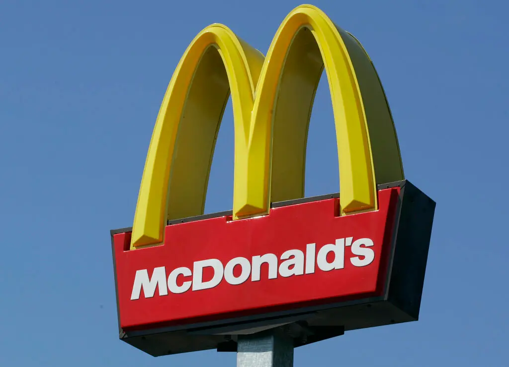 ▲美國麥當勞4年前爆發性侵未成年少女案，最後加盟商拿出435萬美元，台幣1.44億賠償和解，美國律師Michael Li表示，根據美國聯邦法律規定，除了當事人要負刑事以及民事賠償責任外，法律上「麥當勞公司」具「代理責任原則」。（圖／美聯社／達志影像）