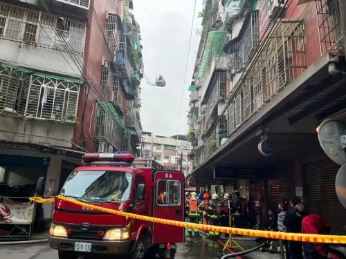 中和民宅平安夜突發火警!5樓頂樓加蓋起火 1人逃生不及慘成焦屍