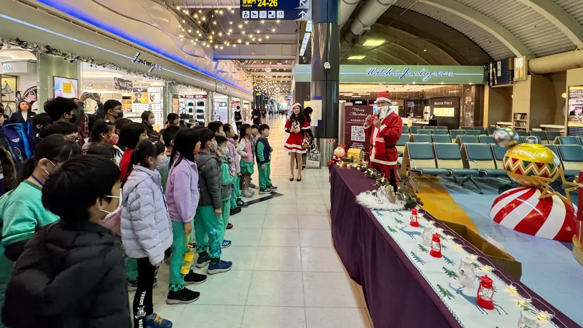 ▲昇恒昌基金會在高雄國際航空站頒發獎學金，並安排學子參觀機場以及規劃聖誕提燈DIY體驗等活動。（圖／昇恒昌基金會提供）