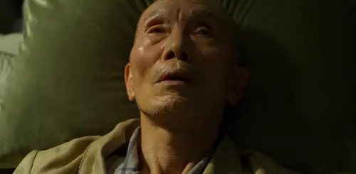 ▲《魷魚遊戲2》即將上線，回顧第一季最後結局，吳一男／剛布（吳永洙 飾）在聖誕節死前，道出讓人無語的遺言。（圖／Netflix）