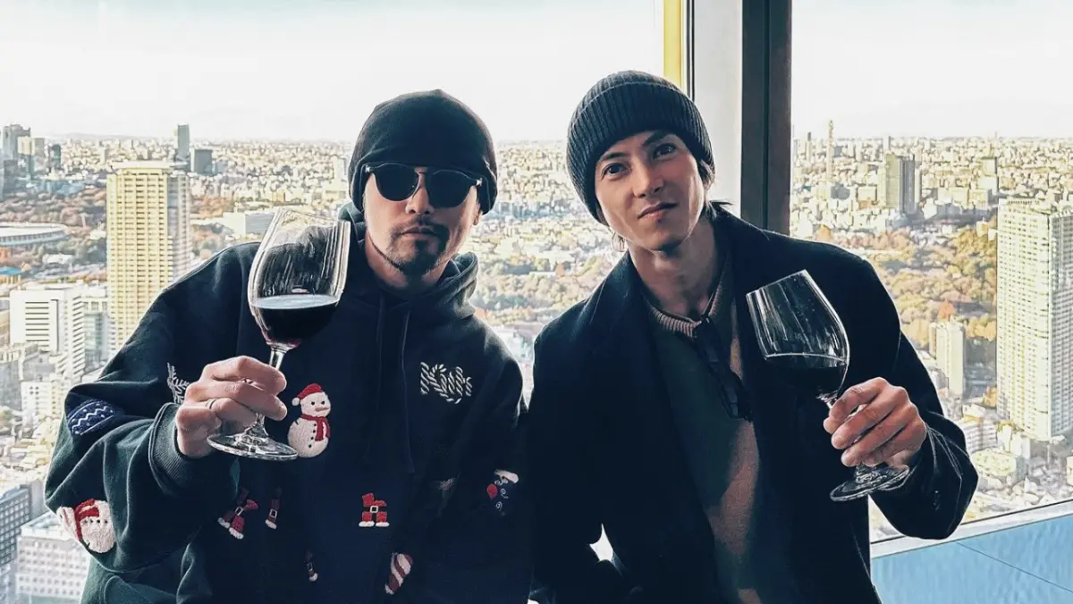 ▲亞洲流行天王周杰倫（左）今（24）日在社群曬出和日本男星山下智久（右）同框的照片，開心慶祝聖誕節，更要粉絲去看山下智久主演的《Drops of God》。（圖／IG jaychou）