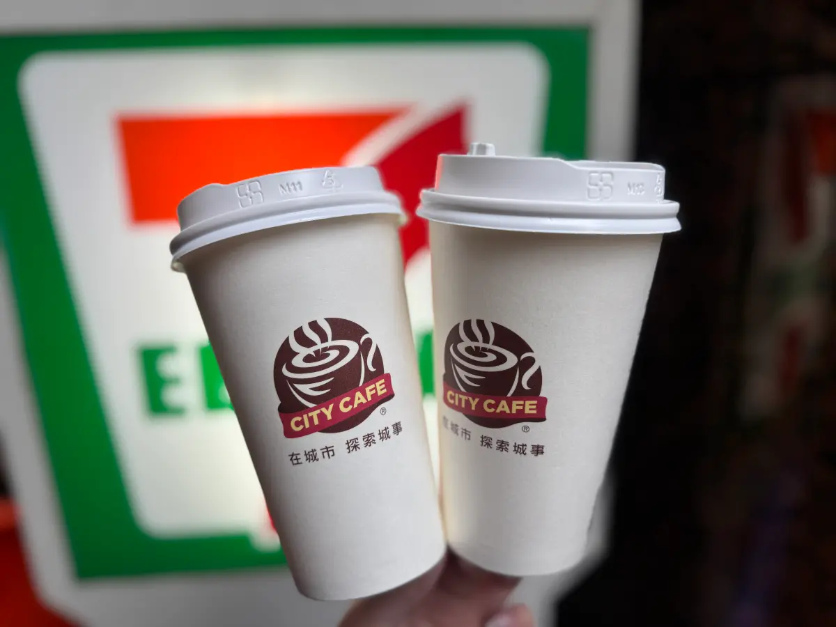 ▲五六日咖啡優惠來了！7-11指定飲品3杯100元，包括特大杯美式、經典純奶茶、黑糖珍珠撞奶。（圖／記者鍾怡婷攝）