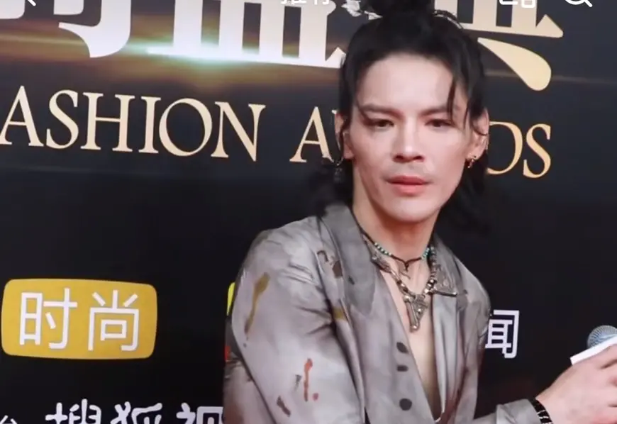 ▲向佐穿女裝受訪時被主持人問到電影問題，竟當場變臉反問對方「你有認真採訪我嗎？」最後更是憤怒轉身走人。（圖／翻攝自微博）