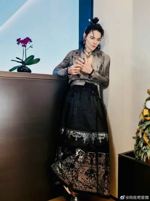 向佐穿女裝。(圖/翻攝自微博) ▲向佐穿女裝。(圖/翻攝自微博)