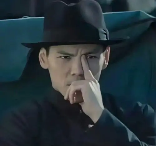 向佐電影門前寶地狂摸鼻子裝酷。 ▲向佐電影門前寶地狂摸鼻子裝酷。(圖/翻攝自微博))