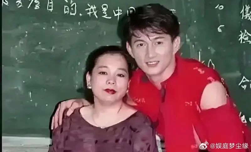 ▲▼吳奇隆媽媽（上圖左）對媳婦劉詩詩（下圖）只有稱讚。（圖／翻攝自微博、劉詩詩微博）