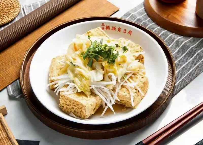 ▲被網友封為「臭豆腐天花板」的花蓮玉里橋頭臭豆腐,開設了台北店,但開幕不到一週卻被網友們狂刷一星負評,抨擊臭味彌漫整條街。(圖/取自玉里橋頭臭豆腐-台北店臉書)