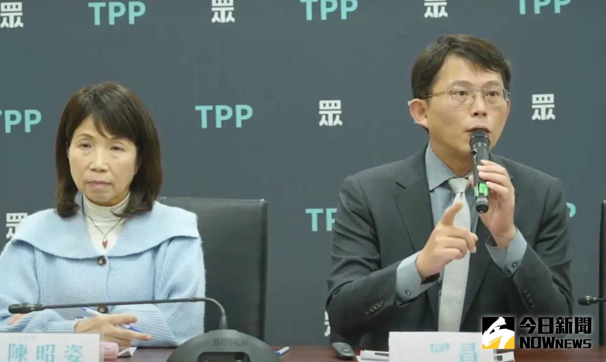 ▲民眾黨立院黨團總召黃國昌（右）呼籲北檢，要宣布起訴柯文哲時應一併公布證據清單。（圖／記者林詠青攝）