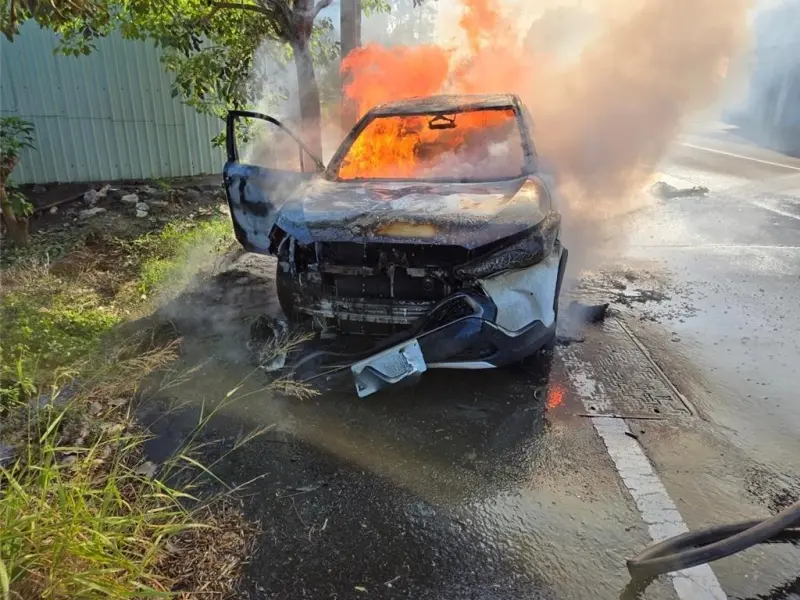 ▲台南市新化區近日發生一起火燒車事件，車輛不僅嚴重燒毀，駕駛及副駕駛人嚴重燒傷，結果火災調查出爐，起火原因竟然是噴灑車內除臭劑後，又在車內使用打火機點香菸，最終導致爆炸燃燒釀禍。（圖／翻攝畫面）