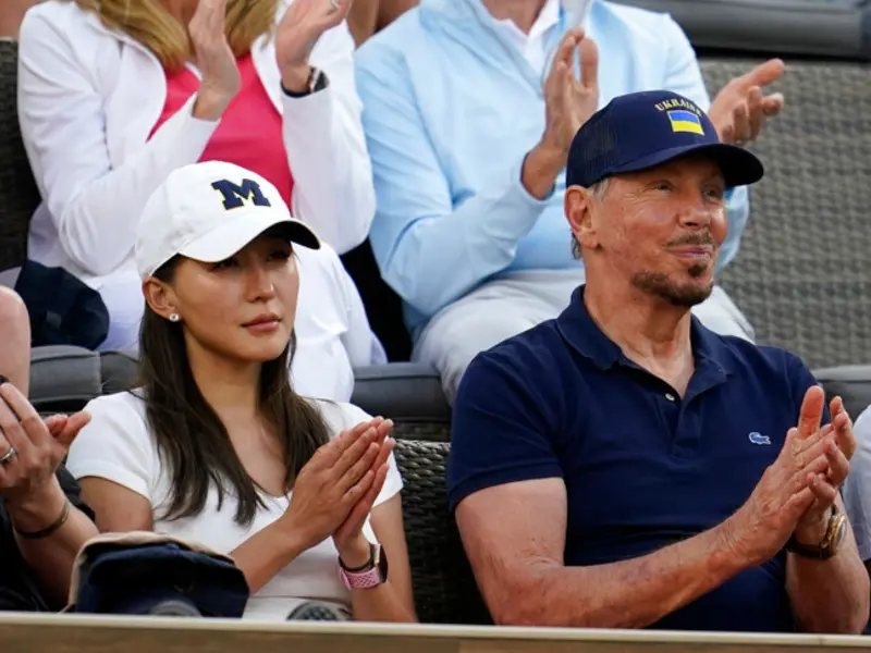 ▲甲骨文創辦人艾利森（右）與小他47歲的嫩妻Jolin Zhu（左）在2022年時被拍到一同觀看網球比賽。（圖／美聯社／達志影像）