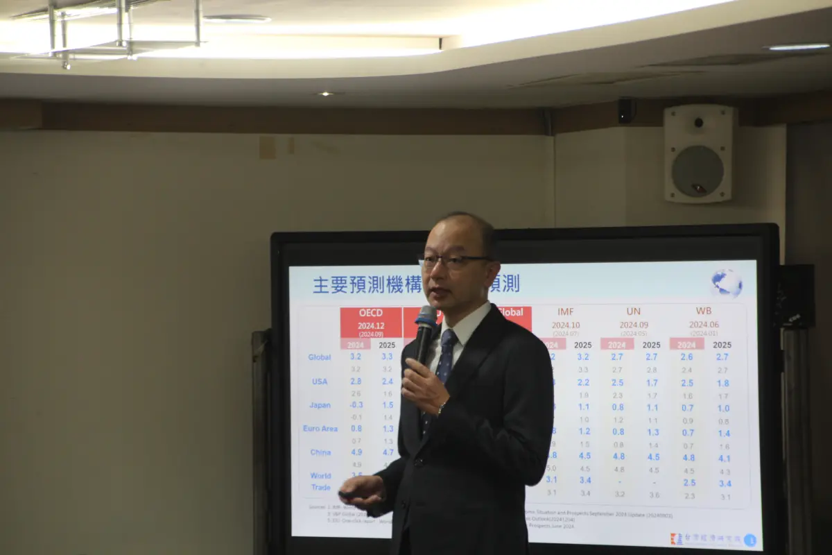 ▲孫明德特別指出，這次外銷訂單不僅僅是科技貨品有好表現，傳統貨品也有些起色，像是基本金屬、石化及機械都有回到正成長，現在台灣看起來就像12強棒球賽一樣，「不是靠一支全壘打，而是連續安打」。（圖／記者鍾泓良攝影）