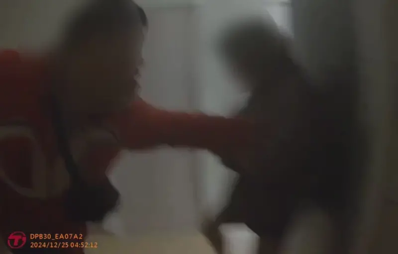 ▲舊情人持刀從暗處衝出，一把捉住前女友（圖/記者鄧力軍翻攝）