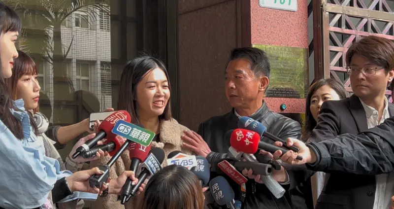 ▲民進黨立委許智傑不滿被黃國昌抹黑,在今天生日當天,到法院提告,許智傑的女兒許馨也一起陪同現身,許馨心疼父親還一度哽咽。(圖/記者徐敏娟攝)