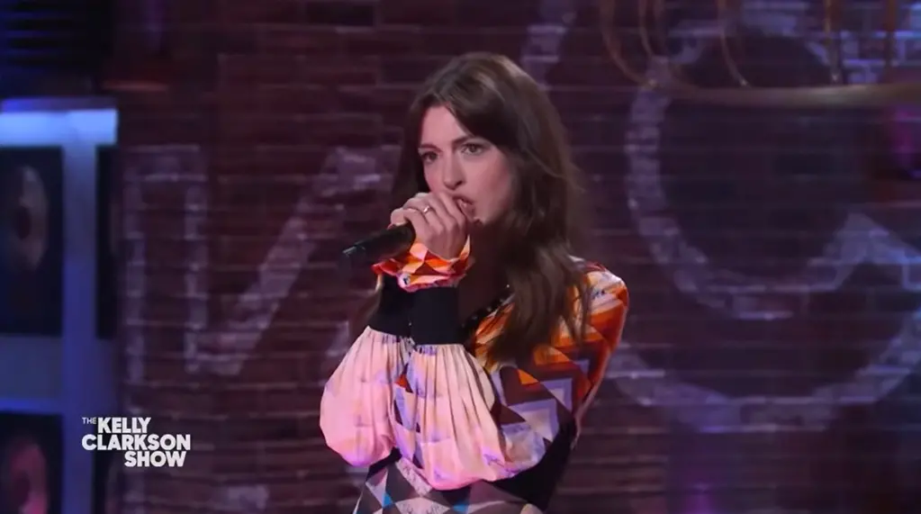 ▲安海瑟薇2年前在節目中飆唱神曲〈Since You Been Gone〉，超強高音讓一旁的原唱Kelly Clarkson當場下跪趴地。（圖／Anne Hathaway stan YouTube）