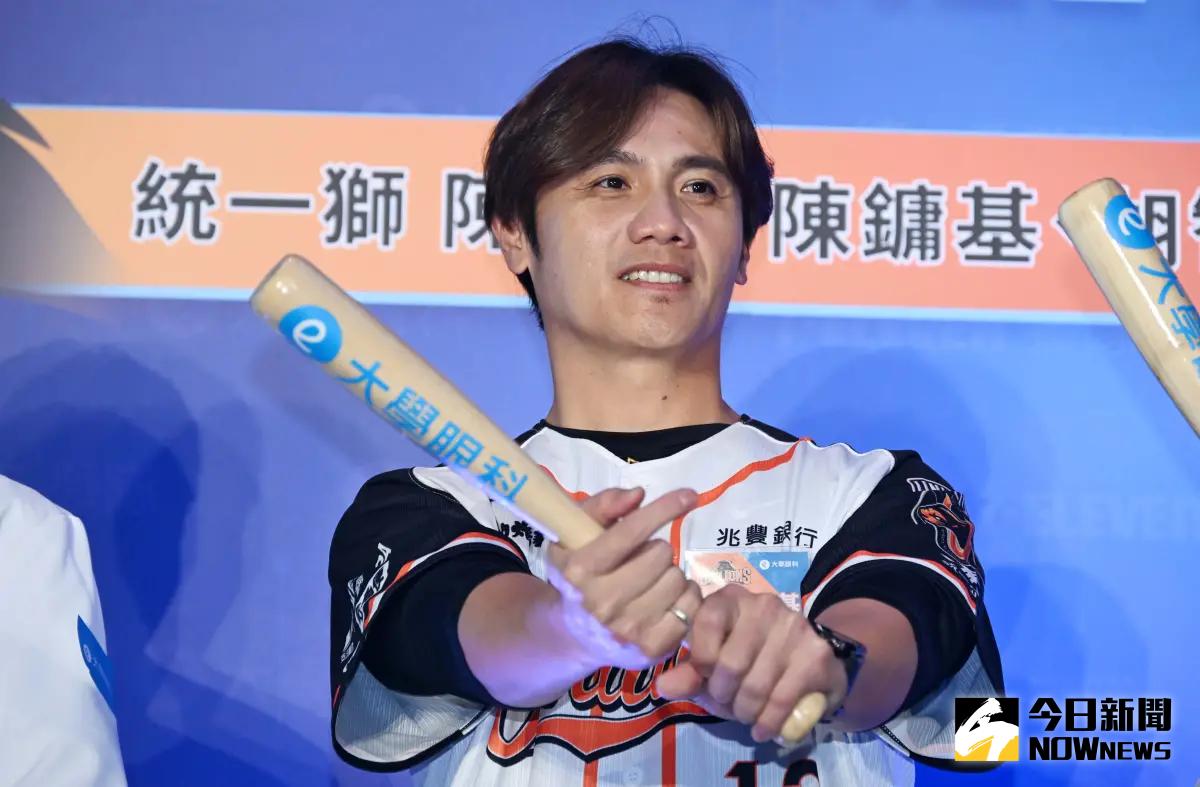 ▲中華職棒進入到休賽季，明年賽季會有新人加入，也可能有老將退出。有傳聞稱統一獅內野手陳鏞基下一季朝引退方向規劃，不過今（25）日本人表示，這一切都尚未決定，直言還要和公司和家人多討論一下，現在無法給答案。（圖／記者林調遜攝）