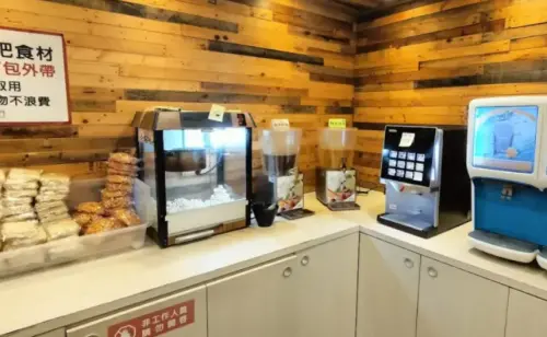 ▲六扇門店內自助吧可以說是小火鍋品牌中最豐富的,基本的爆米花、冰淇淋之外,在其他店家要額外單點的王子麵、鍋燒意麵、手打麵等,在自助吧都能免費拿取享用。(圖/翻攝Google評論) ▲六扇門店內自助吧可以說是小火鍋品牌中最豐富的,基本的爆米花、冰淇淋之外,在其他店家要額外單點的王子麵、鍋燒意麵、手打麵等,在自助吧都能免費拿取享用。(圖/翻攝Google評論)