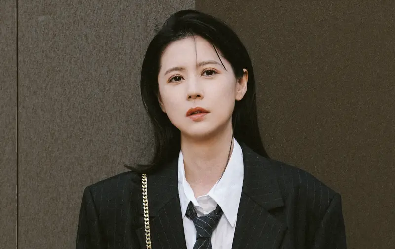 ▲林予晞首次嘗試替《惡童三部曲(I)大筆記本》錄製有聲書，上架時間巧遇聖誕節，笑說自己突然變成聖誕老公公了。（圖／鏡文學提供）