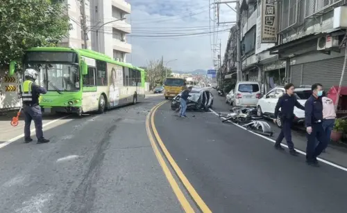 台中轎車過彎失控逆向！猛撞公車釀2傷　肇事越南籍男子一度受困
