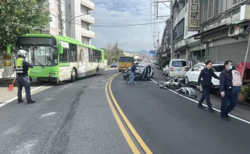 ▲大里區仁化路發生公車事故，一名越南籍男子疑似在過彎時進入對向車道與公車碰撞，事故還波及另輛與轎車同向的機車，造成2人受傷，其中轎車駕駛一度受困。（圖／翻攝畫面）