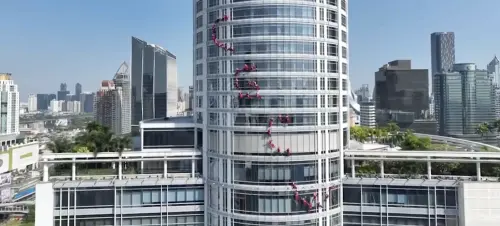 聖誕老人在大樓頂層排成一排,甚至擺出「CGCW」字母形狀的隊形。(圖/翻設自影片) ▲聖誕老人在大樓頂層排成一排,甚至擺出「CGCW」字母形狀的隊形。(圖/翻設自影片)