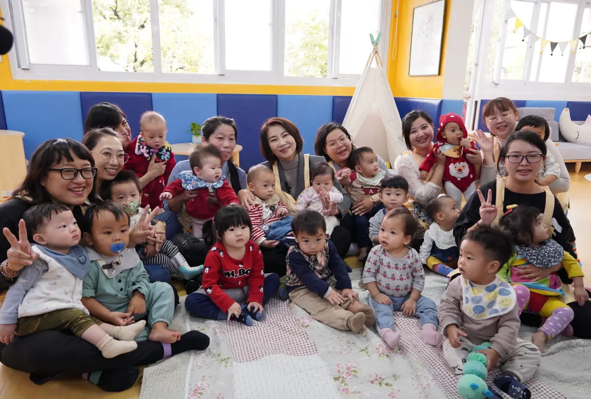 ▲周春米就職滿二週年，任內推動的三大友善育兒暖心政策，生育津貼加碼、公共托育倍增與學前教育優化。（圖／屏東縣府提供）