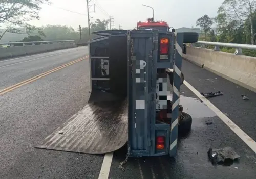 嘉義赤蘭橋車禍！小貨車失控翻覆駕駛送醫　疑前車軸突然斷裂
