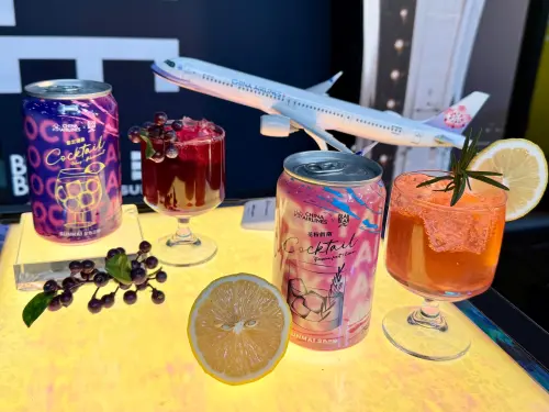 全航線全艙等開喝!中華航空金色三麥聯名調酒 酒吧打卡也抽機票 ▲左起:「紫雲漫遊」、「花粉假期」,酒精濃度皆為4%。(圖/記者蕭涵云攝)
