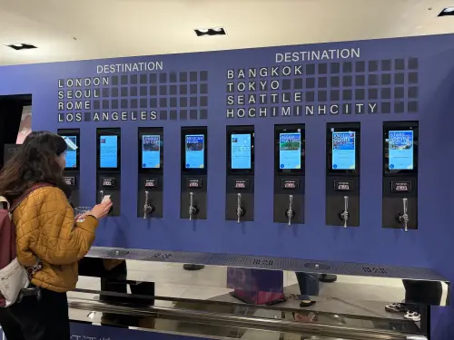 全航線全艙等開喝!中華航空金色三麥聯名調酒 酒吧打卡也抽機票 ▲金色三麥旗下的BLAH BLAH Bar,在台北信義區新光三越A8全台首創百萬DIY自助調酒吧。(圖/記者蕭涵云攝)