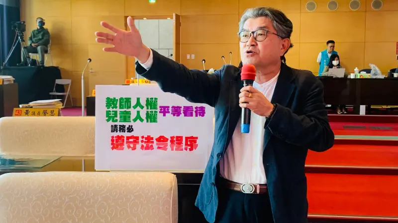 ▲台中市議員李中在議會質詢警察入校園帶走小學生爭議。（資料畫面／記者顏幸如攝）