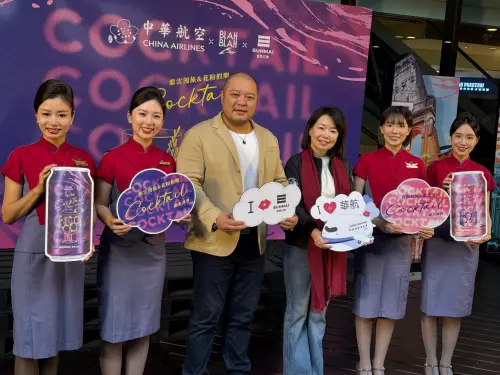 全航線全艙等開喝!中華航空金色三麥聯名調酒 酒吧打卡也抽機票 ▲中華航空聯名金色三麥BLAH BLAH Bar獨家調酒,明年元旦啟航,前三個月獨家於機上享用並搭配打卡活動;明年4月起也會在華航eMall商城販售。(圖/記者蕭涵云攝)