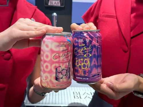 全航線全艙等開喝!中華航空金色三麥聯名調酒 酒吧打卡也抽機票 ▲中華航空聯名金色三麥BLAH BLAH Bar獨家調酒,前三個月獨家於機上享用並搭配打卡活動;明年4月起也會在華航eMall商城販售。(圖/記者蕭涵云攝)