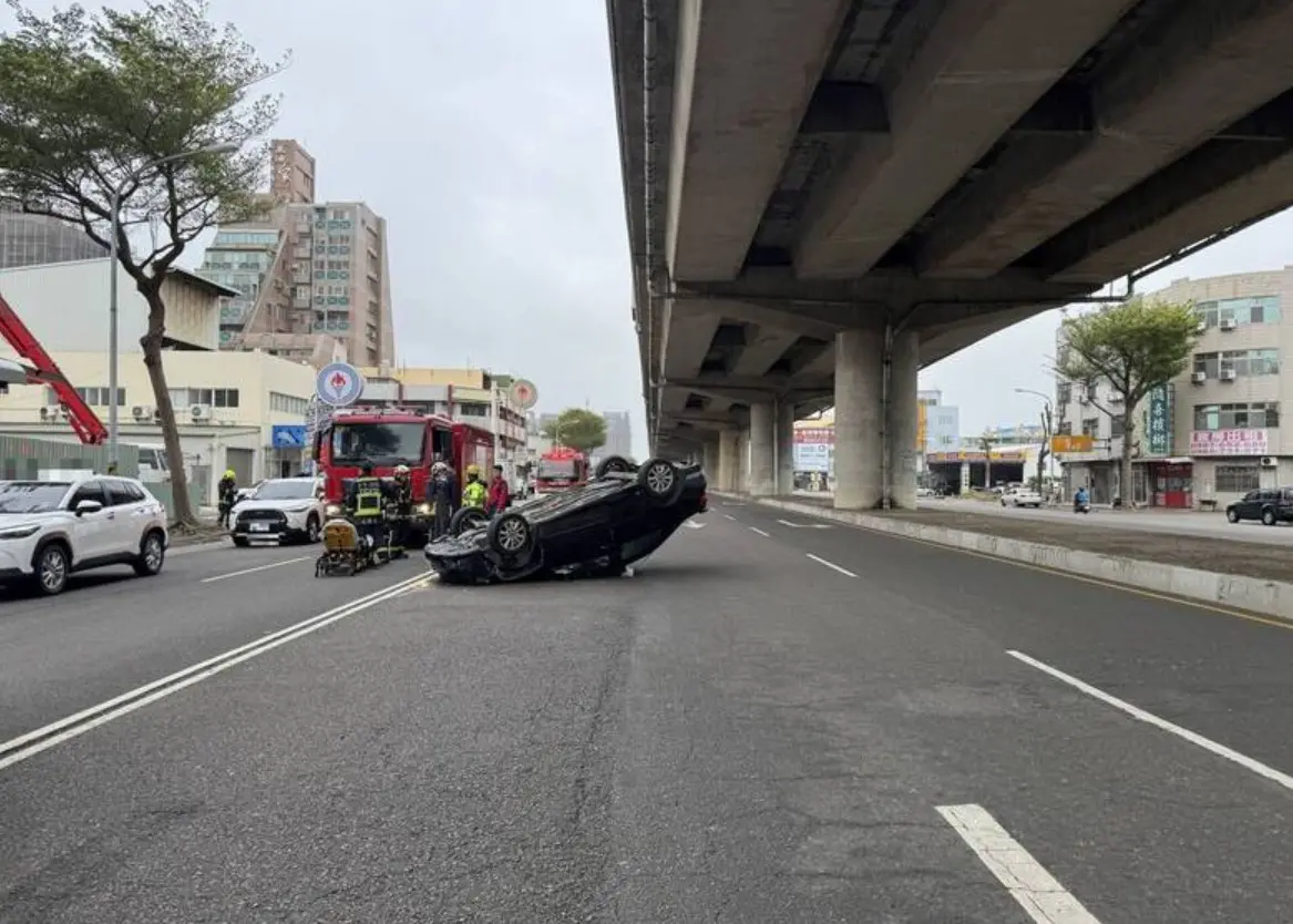 ▲25日上午，台中梧棲區港埠路二段，李姓女子駕車疑因變換車道，不慎擦撞林姓男子駕駛的小客車，李女車子「烏龜翻」四輪朝天，林男的車則失控撞進路邊加油站。（圖／翻攝畫面）