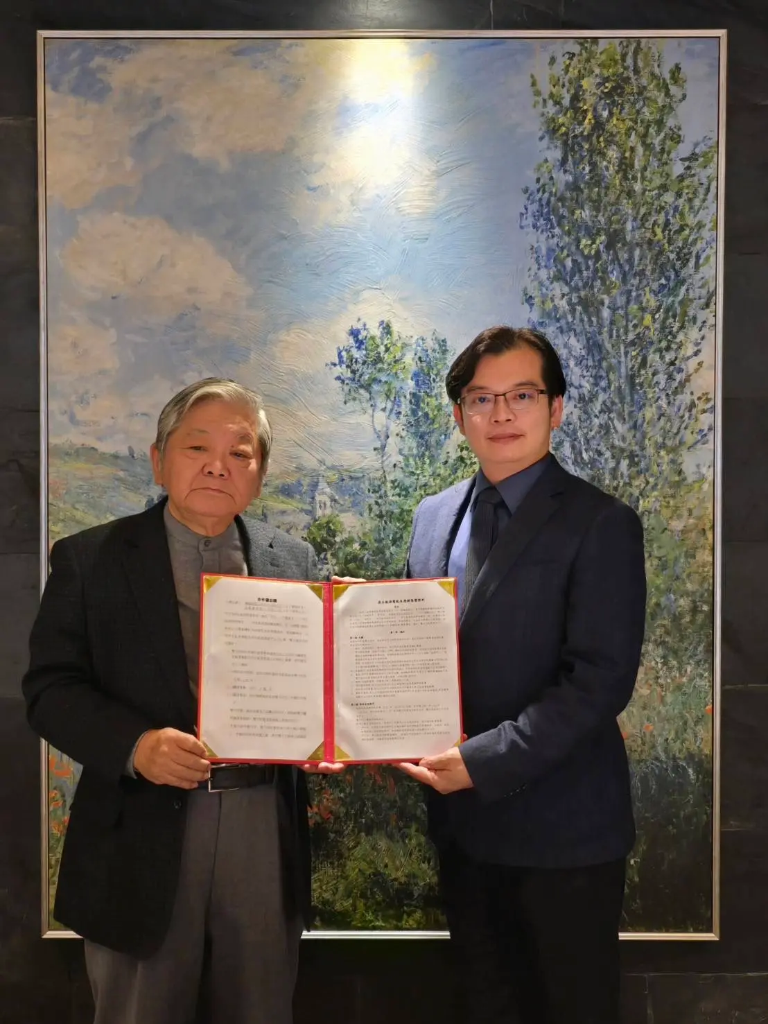 ▲洛碁集團董事長謝憲治（左）與樺銳綠電董事長陳建宏（右），今日上午共同簽署了為期十年、總量達3億度的綠電採購MOU，（圖／洛碁集團提供）