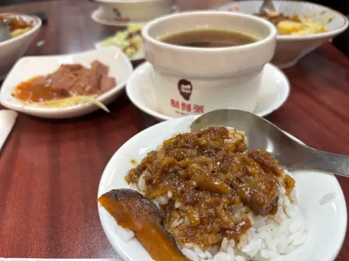 ▲鬍鬚張,魯肉飯。（圖／記者徐銘穗攝）