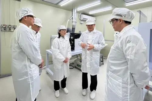 ▲國家海洋研究院院長陳建宏(右2),由中山大學海洋科學院院長廖德裕(右1)等人陪同參觀實驗室,並由研究人員介紹海洋關鍵微量元素分析實驗室的核心設備與研究方向,以展示其在海洋領域的重要應用與技術優勢。(圖/國家海洋研究院提供) ▲國家海洋研究院院長陳建宏(右2),由中山大學海洋科學院院長廖德裕(右1)等人陪同參觀實驗室,並由研究人員介紹海洋關鍵微量元素分析實驗室的核心設備與研究方向,以展示其在海洋領域的重要應用與技術優勢。(圖/國家海洋研究院提供)