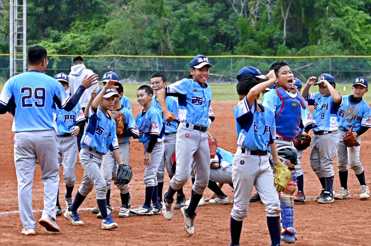 ▲新竹市西門國小今天(25日)連闖兩關，16強賽先以5比0擊敗台南市省躬國小，8強賽再以2：1險勝台北市桃源國小，隊史首度挺進諸羅山盃國際軟式少年棒球邀請賽4強。（圖／大會提供）