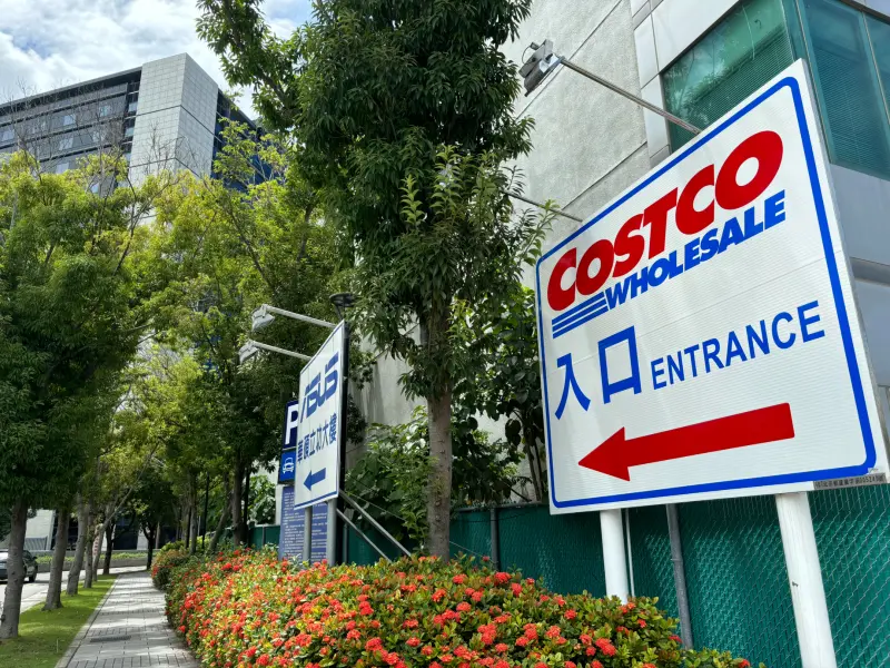 ▲美式賣場好市多（Costco）新政策將自4月1日起開跑，賣場入口處設置會員卡掃描機，會員需要掃描實體卡片或電子會員卡才能入場。（圖／記者徐銘穗攝）