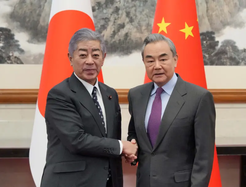 ▲日本外相岩屋毅今(25)日開始訪中行程,會晤中國外交部長王毅,並宣布放寬中國人旅遊簽證,引發日本民眾不滿。(圖/美聯社/達志影像)