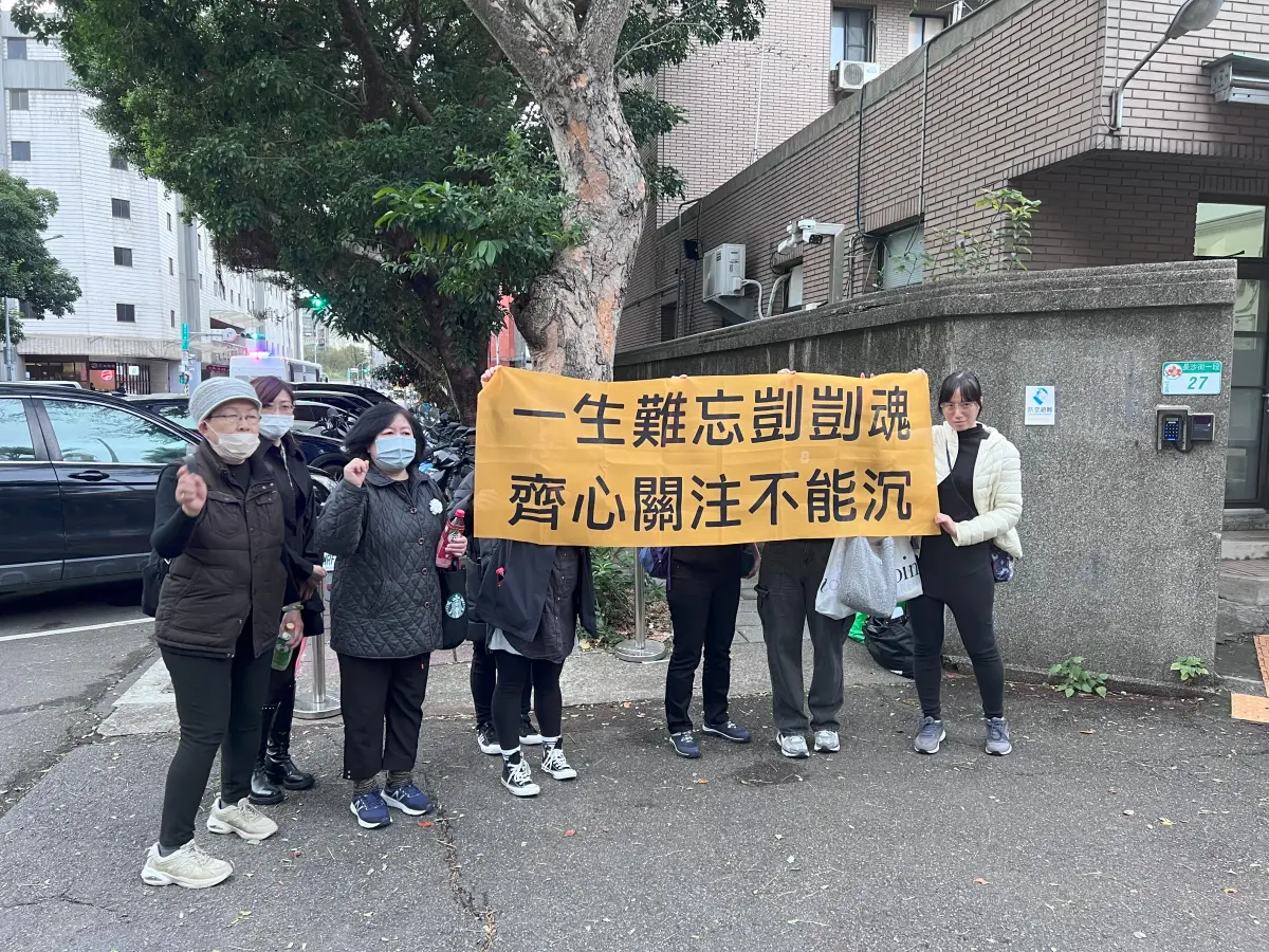 ▲年僅歲月大的剴剴，被劉姓保母姊妹凌虐致死，劉姓姊妹仍否認犯罪，日前有民眾在法院外高舉布條抗議，並對囚車高喊「下地獄」。（圖／記者徐敏娟攝）