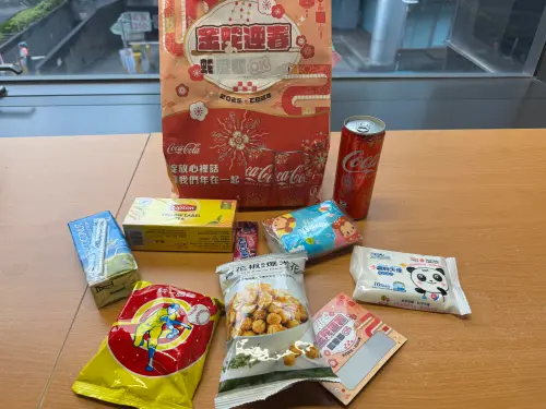 OKmart「蛇年春節福袋」,每袋168元大獎抽1兩黃金。(圖/記者鍾怡婷攝) ▲OKmart「蛇年春節福袋」,每袋168元大獎抽1兩黃金。(圖/記者鍾怡婷攝)