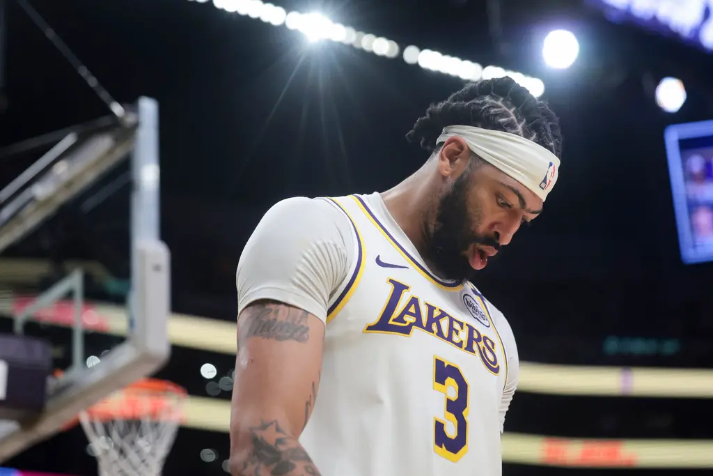 ▲洛杉磯湖人隊明星中鋒戴維斯（Anthony Davis）在今（29）日在與費城76人隊的比賽中因腹部肌肉拉傷提前退場，比賽後段也未回到賽場，湖人最終也以104：118不敵76人。（圖／美聯社／達志影像）