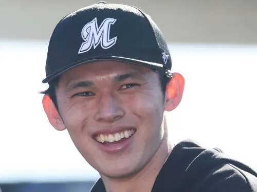 根據日本媒體《Full-Count》報導,目前已有5支球隊和佐佐木朗希進行面談,而大谷翔平所在的洛杉磯道奇隊不在其中。 ▲日本年輕強投佐佐木朗希透過入札制度挑戰大聯盟,但「25歲規則」限制其簽約金額,雖意在防止「買青田」現象,卻讓這位頂級天才面臨提前挑戰大聯盟或等待鉅額合約的艱難抉擇。(圖/美聯社/達志影像)