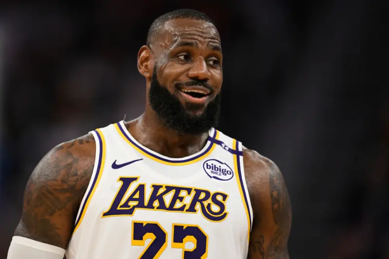 ▲洛杉磯湖人一哥「詹皇」LeBron James化身聖誕老人，狂砍全隊最高31分，幫助湖人在經典的「勇湖大戰」中戰勝勇士。（圖／美聯社／達志影像）