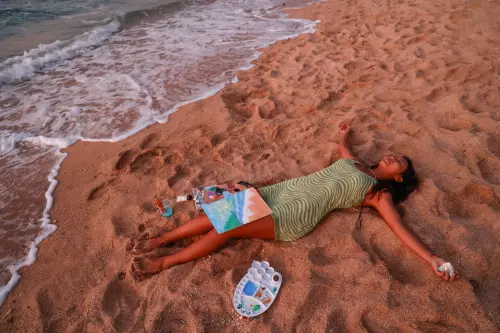 ▲沒有什麼事比在落日的沙灘上完成一幅畫，更令人舒暢。（特約攝影 /郭運復攝）