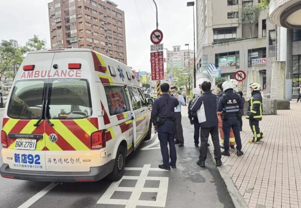 ▲今（26）日上午9時許，新店捷運站外廣場發生持刀傷人事件，劉姓男子與高姓女子皆為當地街友，劉男疑因不滿高女向自己借錢，盛怒之下持刀刺傷高女，導致高女背部身中2刀。（圖／翻攝畫面）