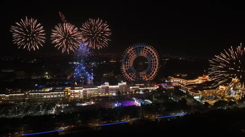 ▲2025台中麗寶樂園跨年，將有270度三面景觀的「環狀璀璨煙火秀」，搭配魏如萱、邱鋒澤、美秀集團等歌手輪番上陣。（圖／麗寶樂園提供）