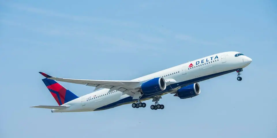 ▲為歡慶百年慶典，達美航空推出全新機上安全示範影片。（圖/達美航空提供）