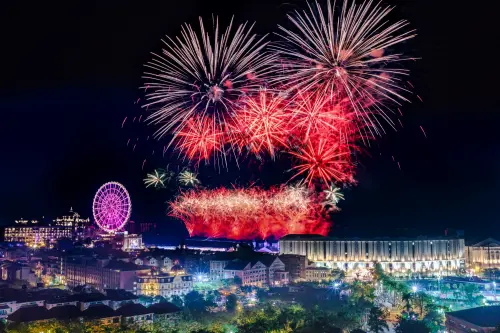 ▲高雄義大世界煙火秀堪稱全台最長、最盛大的跨年煙火秀，今年999秒演出中有中低空煙火採用西班牙頂級煙火彈。（圖／義大世界提供）