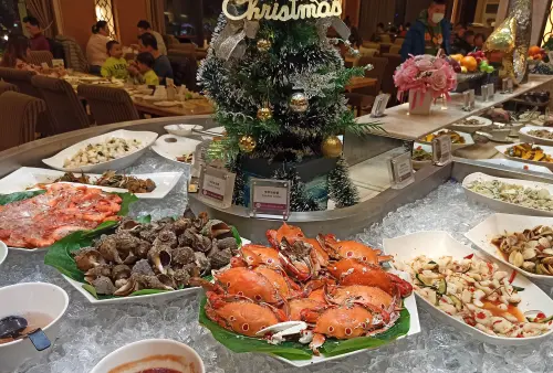 ▲想看義大世界煙火另外可參加「皇家酒店與天悅飯店星光宵夜場」，吃Buffet兼看煙火。（圖／義大世界提供）